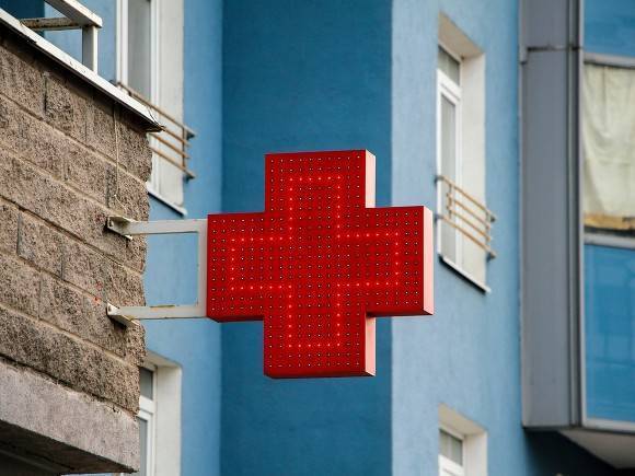 Вооруженный грабитель в маске напал на аптеку в Москве
