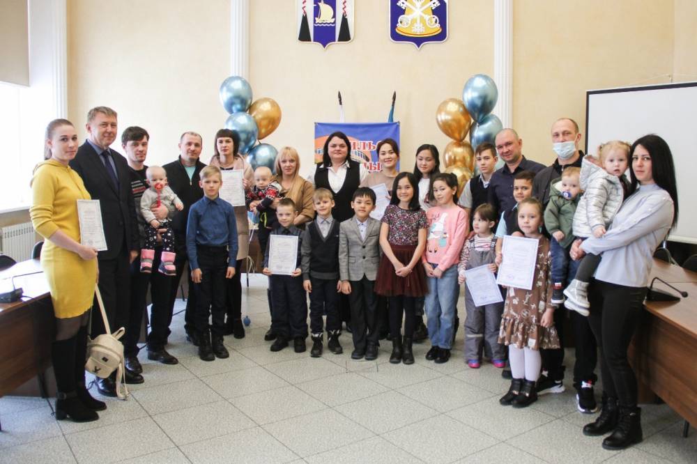 Шесть корсаковских семей получили жилищные сертификаты