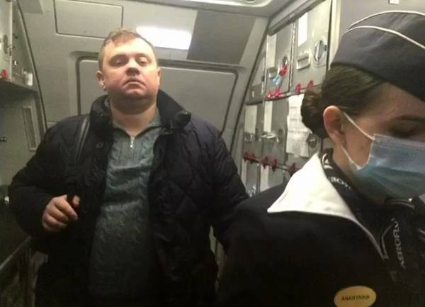В Сети появилось видео задержания вице-премьера Крыма, устроившего "ковид-дебош" в самолете