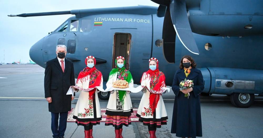 Угощали хлебом-солью: президент Литвы начал визит в Киев со слов "Слава Украине!" (Фото)