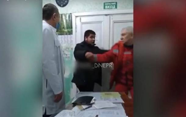 В больнице под Днепром пьяный устроил дебош