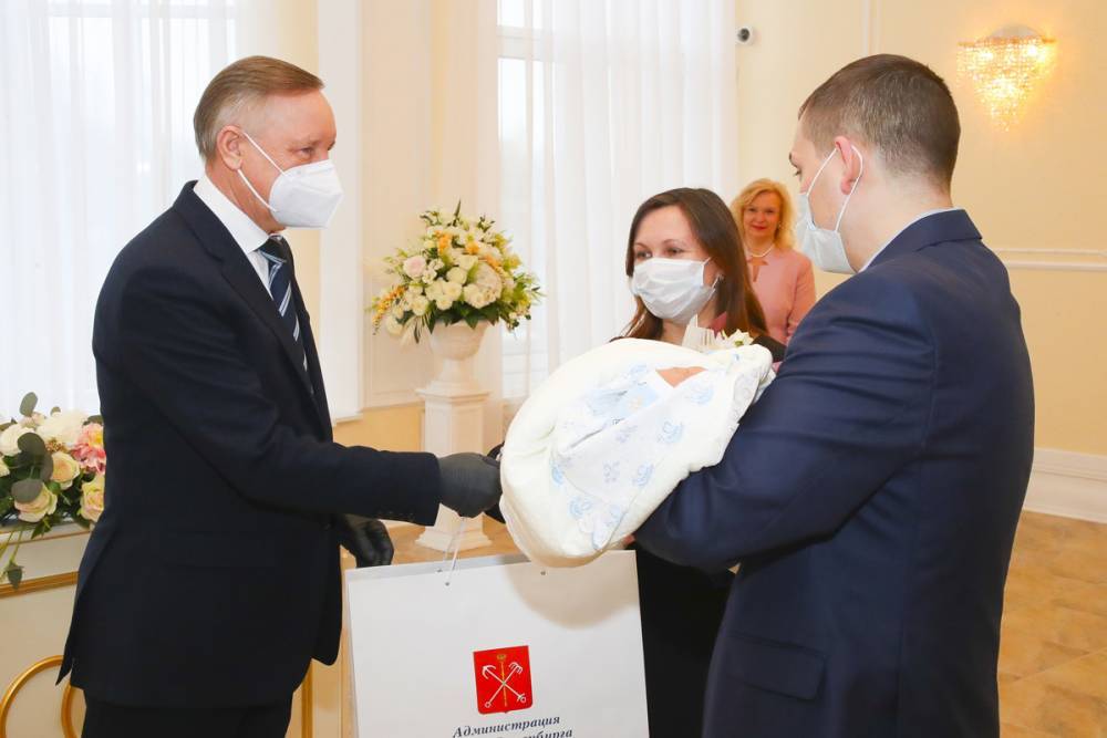 После отмены ограничений в Петербурге вновь торжественно регистрируют новорожденных