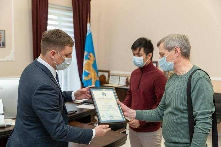 В Пскове наградили еще двух участников спасения провалившихся под лед детей