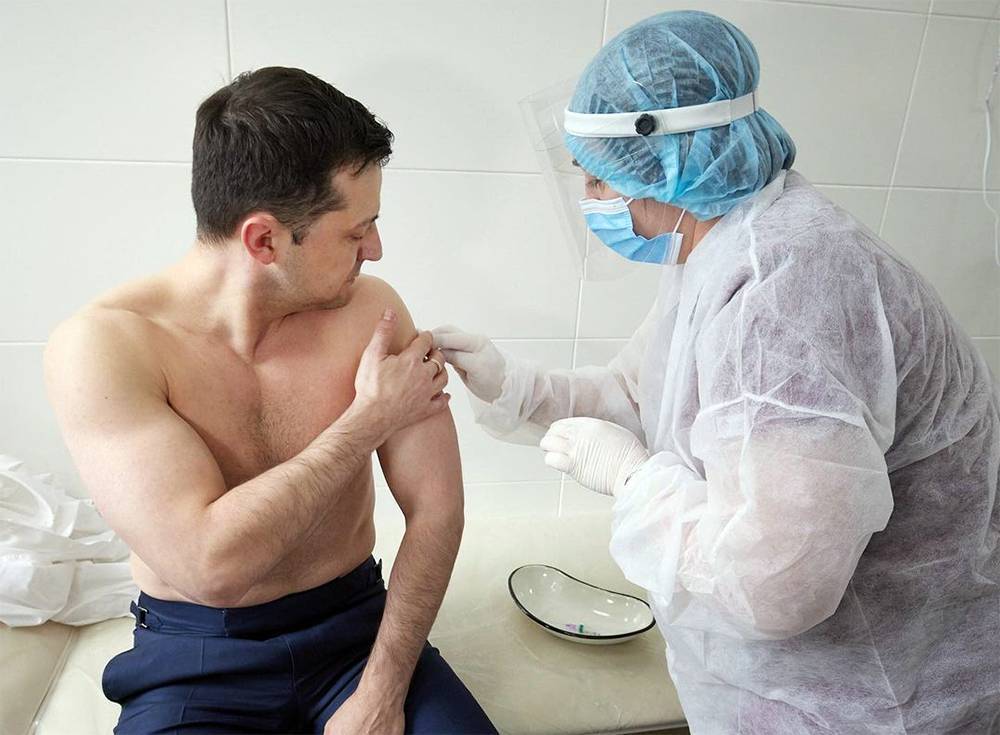 Зеленский решил, что украинцам вакцина AstraZeneca не повредит