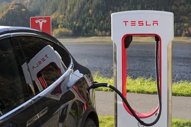 В США электрокар Tesla попал под грузовик и мира