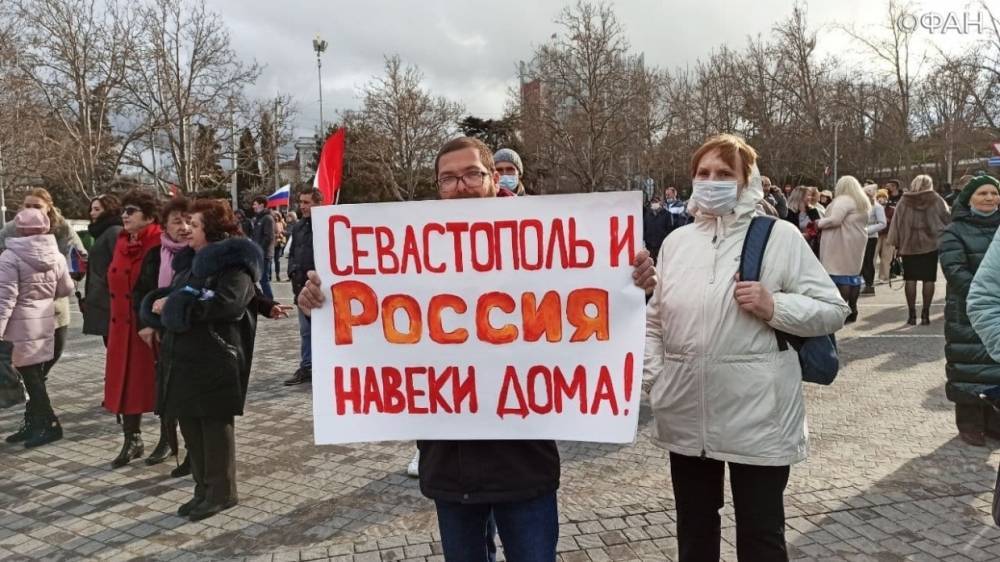Тысячи жителей Севастополя празднуют годовщину воссоединения города с Россией