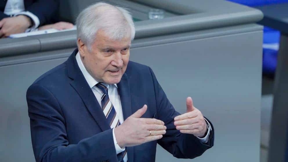 Министр внутренних дел Германии: «Мы не можем сидеть на карантине три года»