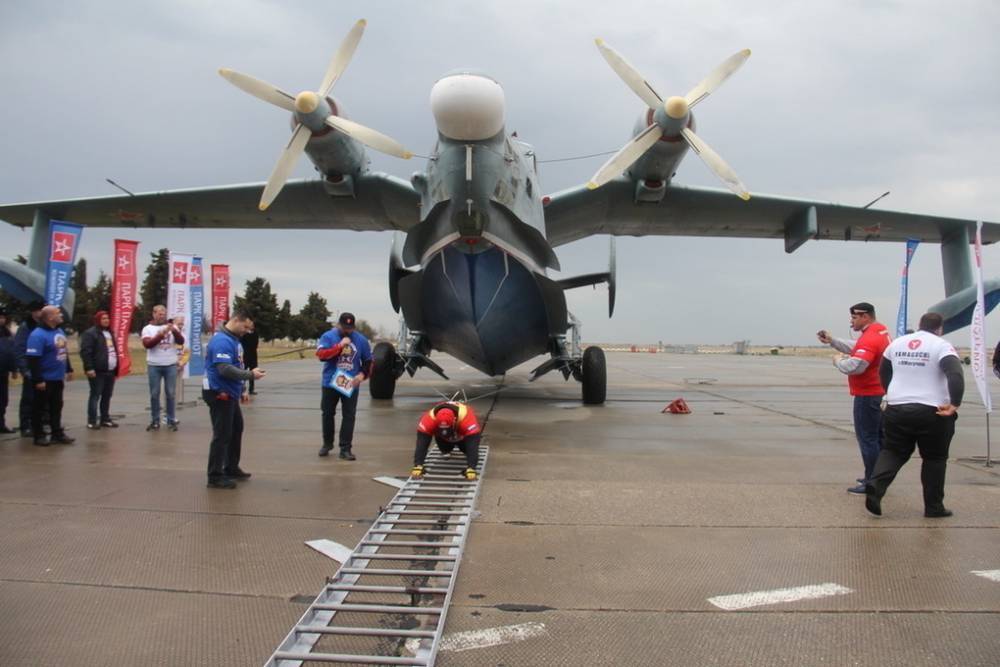 Рекорд России: крымский богатырь перетащил 31-тонный самолет