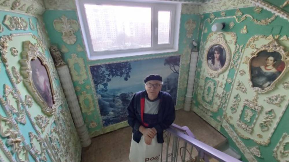 Как в Версале: в Киеве пенсионер в обычном подъезде воспроизводит работы художников