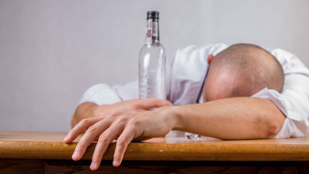 Нарколог Казанцев рассказал о вреде алкоголя в сочетании с газировкой