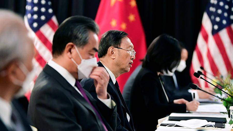 Китай обвинил США в недружелюбном приеме на переговорах в Анкоридже