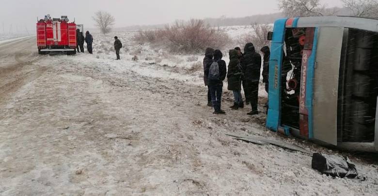 Автобус с работниками завода опрокинулся под Астраханью, пострадало пять человек