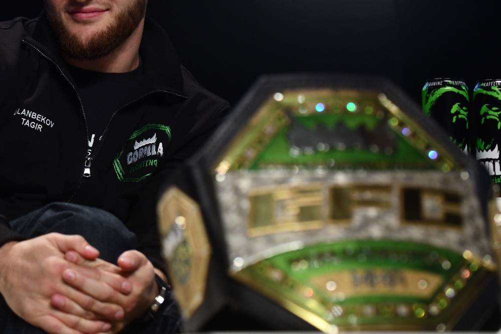 UFC анонсировал бой за титул лёгкого веса, который освободил Нурмагомедов