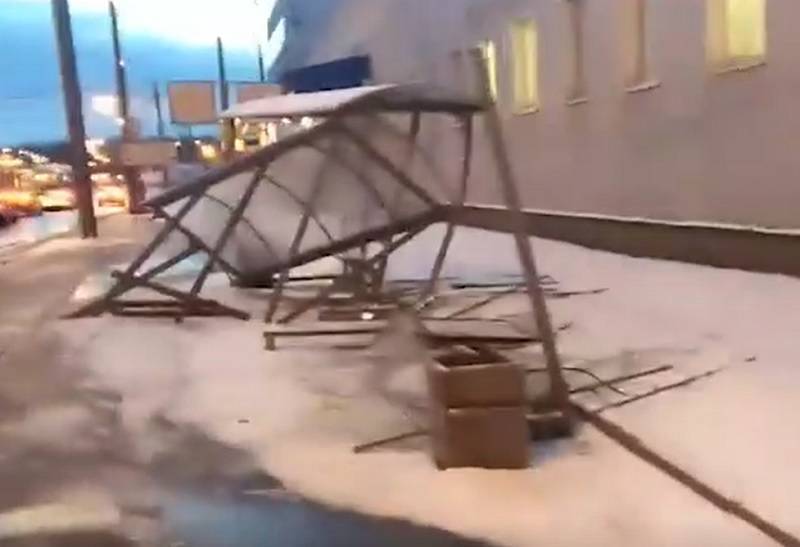 Видео: водитель снес остановку, проехал на «красный» и чуть не сбил пешехода в Петербурге