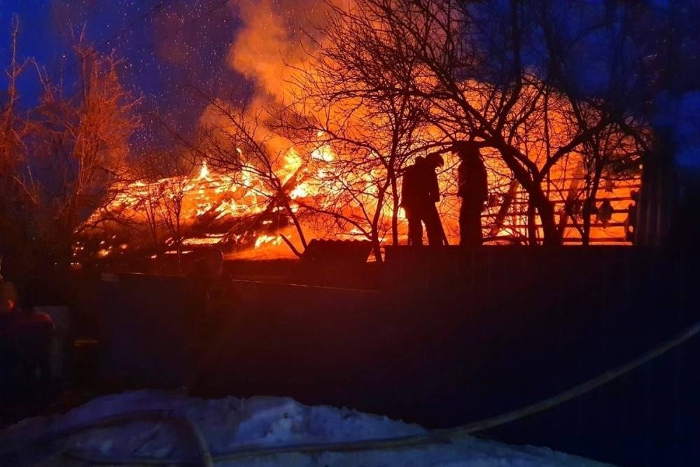 В Рославле пожарные тушили дом и выталкивали из гаража машины