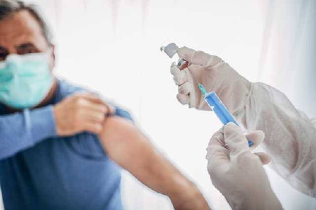 Впервые за сутки от коронавируса вакцинировали более 10 тысяч украинцев