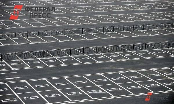 Эксперт: нельзя полностью отказываться от бесплатных парковок в центре Петербурга