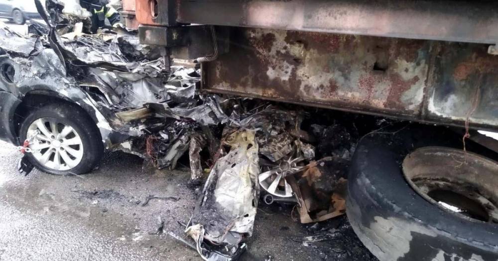 На трассе Киев-Одесса легковушка влетела под грузовик — авто сплющило, водитель скончался на месте (10 фото)