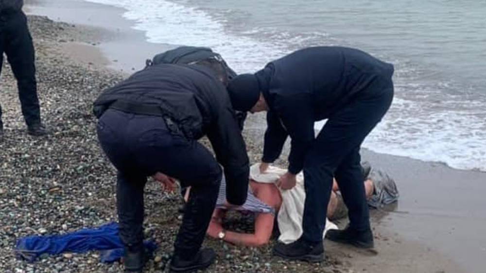 Увидел полицию и побежал в море: в Одессе спасли странного нарушителя