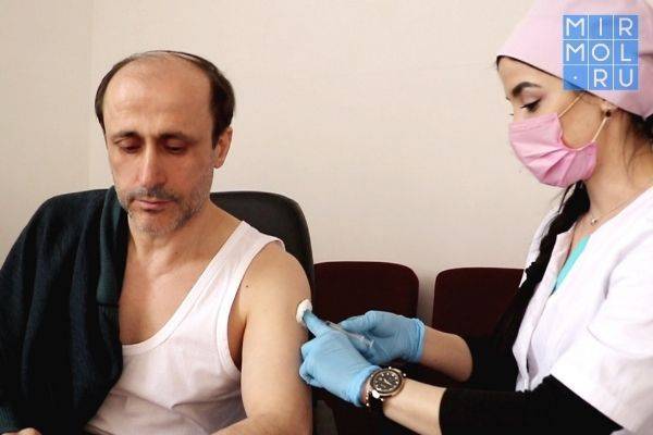 Глава Кайтагского района Алим Темирбулатов вакцинировался от коронавируса
