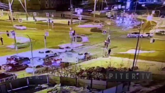 Видео: на пересечении Богатырского и Сизова столкнулись две иномарки