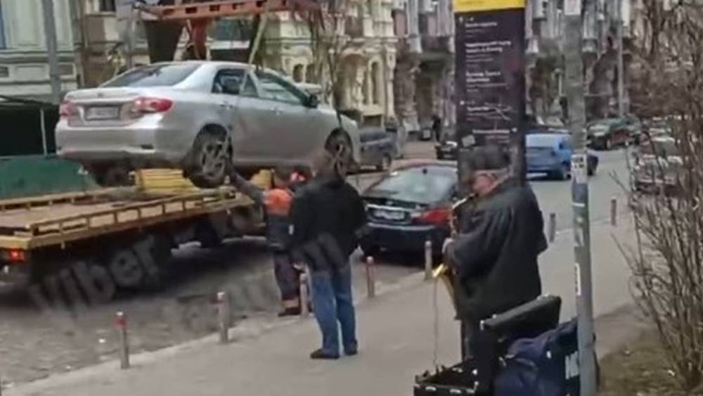 В Киеве эвакуатор забрал машину под сопровождение саксофона: забавное видео