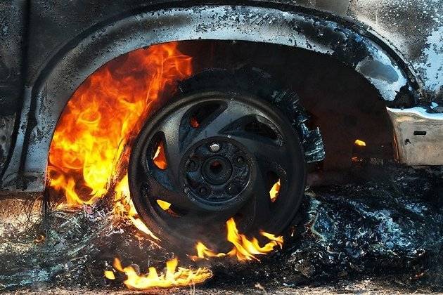 «Газель» детского дома в Колочном полностью сгорела во дворе у водителя
