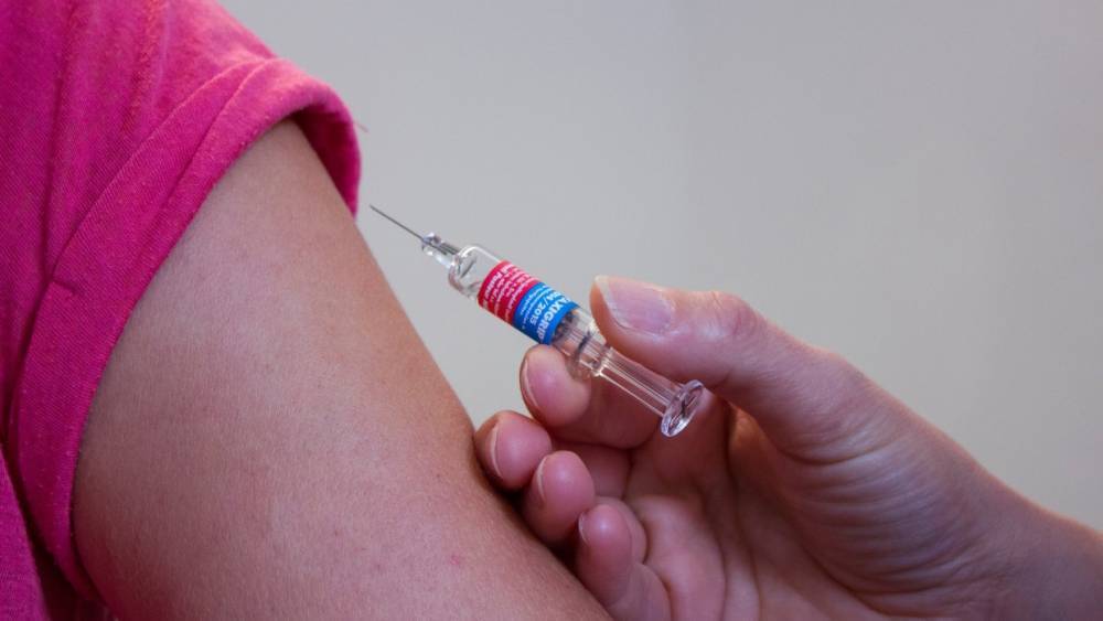 Эпидемиологи назвали критерии оценки эффективности вакцинации от COVID-19