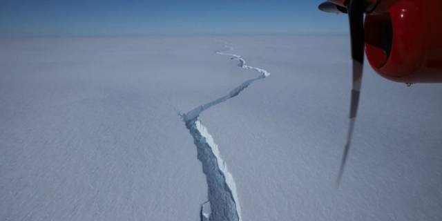 От Антарктиды откололся огромный айсберг площадью больше, чем Киев (ВИДЕО)