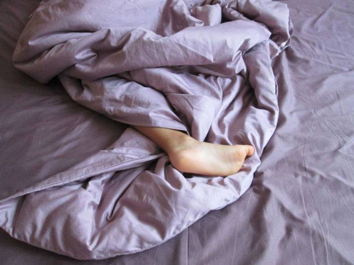 Стало известно, почему спать под одеялом - жарко, а без одеяла - холодно