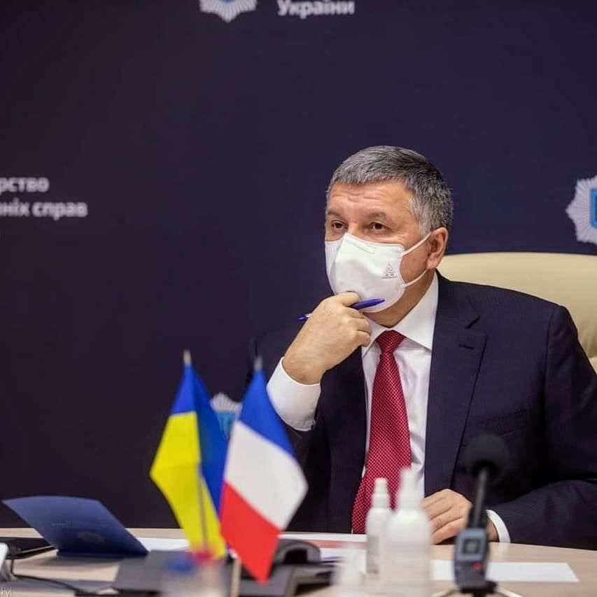 Глава МВД Украины Аваков в ответ на критику националистов назвал себя “ангелом, что терпит это все”