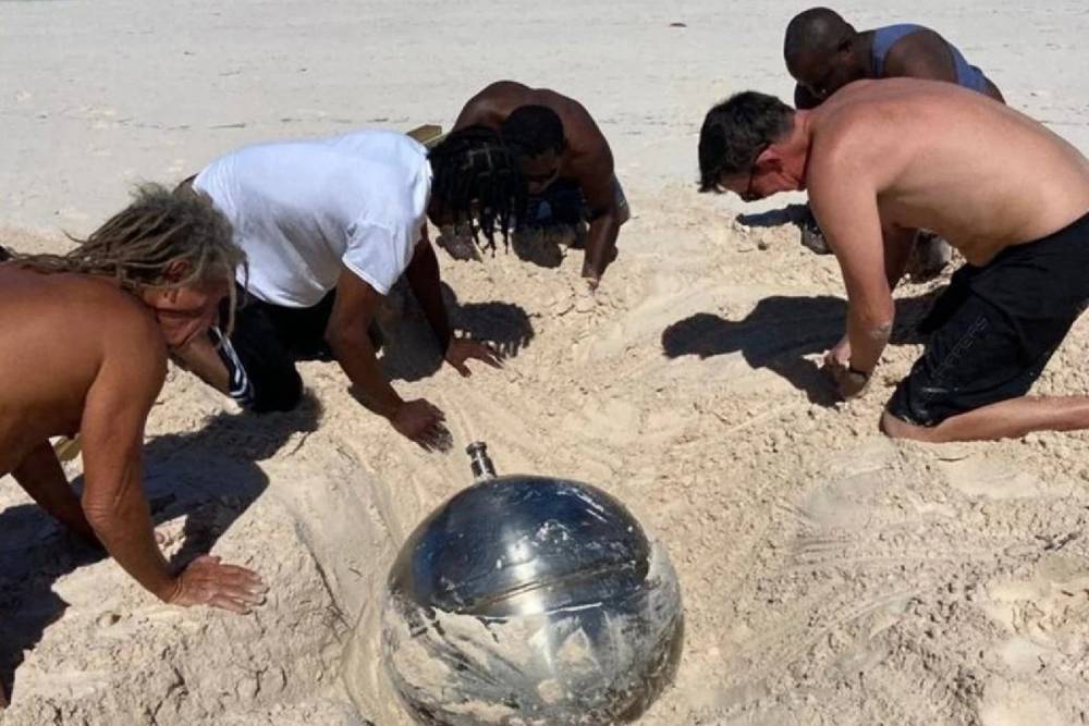 На Багамах найден загадочный шар из титана с русскими надписями