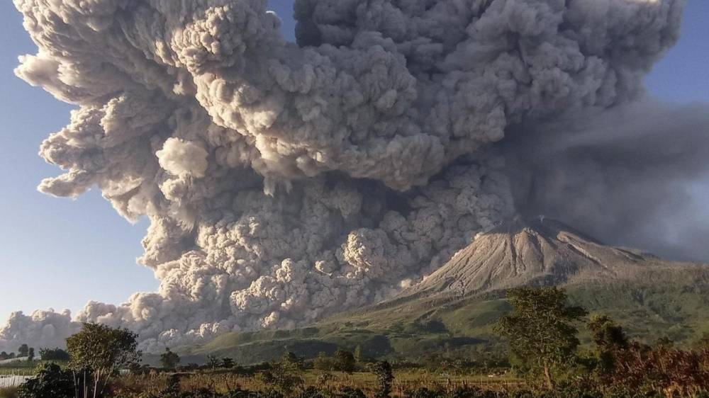 На Суматре проснулся вулкан Синабунг: невероятные фото и видео