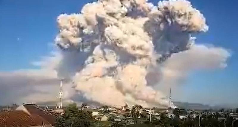 Видео: вулкан на Суматре проснулся и выбросил многокилометровый столб пепла