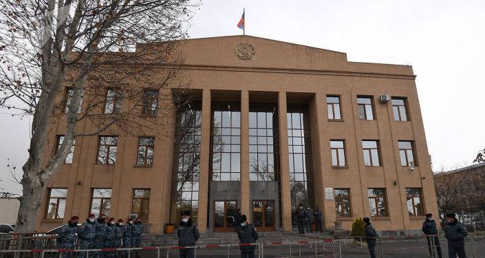 Сторонники Кочаряна на короткое время перекрыли улицу рядом с судом
