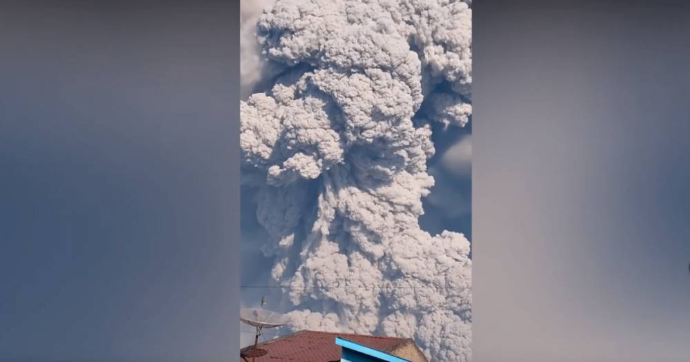 В Индонезии проснулся вулкан Синабунг (видео)