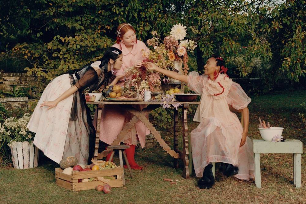 Рекламная кампания Simone Rocha x H&M в английских садах: романтические кадры