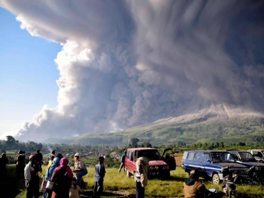 В Индонезии началось извержение вулкана