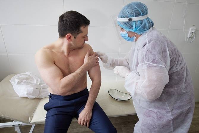 Зеленский пояснил, почему вакцинировался, хотя болел коронавирусом менее полугода назад