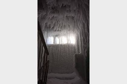 Подъезд в российском городе превратился в «ледяную пещеру»