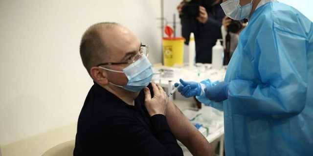 Минздрав разрешил прививать общественных деятелей без очереди для популяризации прививок