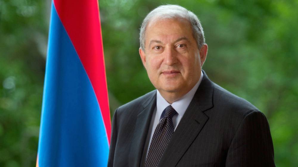 Президент Армении повторно отказался отправлять в отставку главу Генштаба