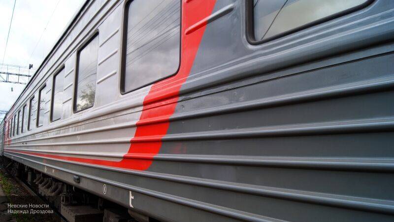 Вытащил из-под колес поезда: сотрудник РЖД героически спас мужчину в Новосибирске