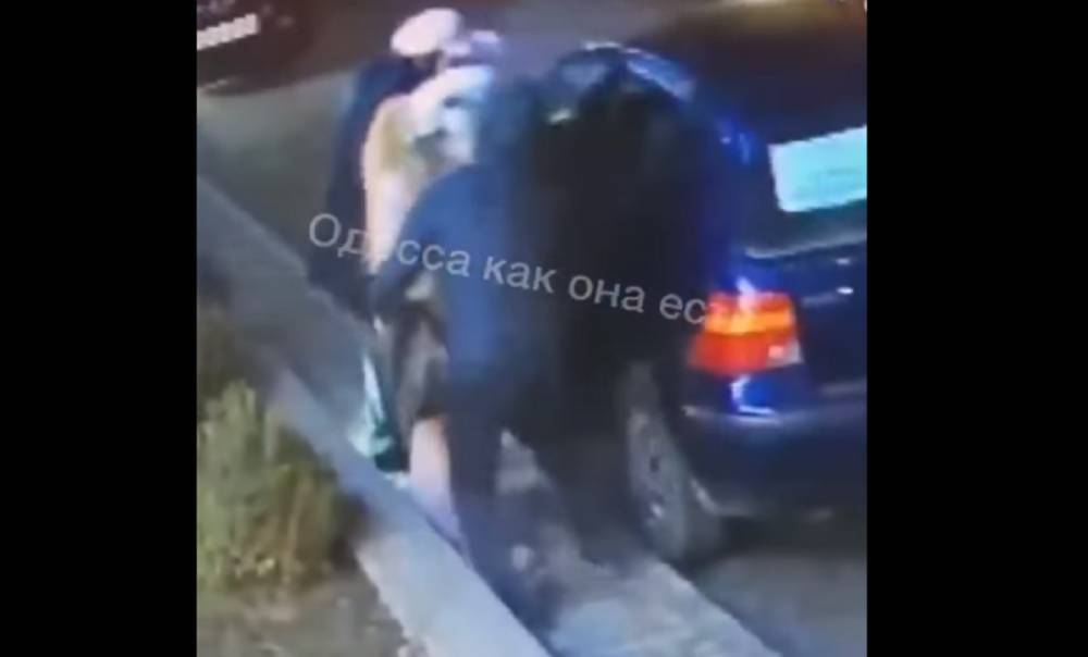 В Одессе мужчину застукали за мерзким занятием, видео: "проводил даму, а потом..."