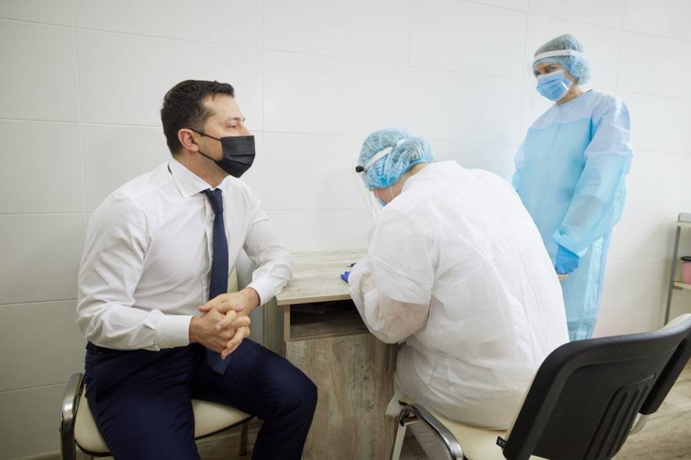 Зеленский вакцинировался от COVID-19 во время поездки на Донбасс