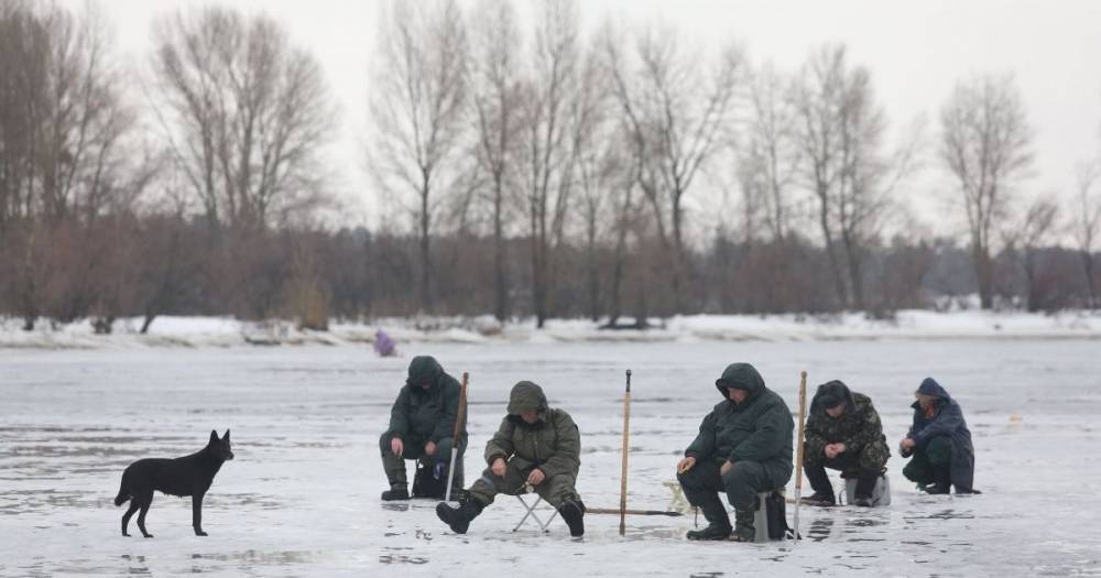 В Запорожье двое детей провалились под лед: рыбаки смогли спасти девочку