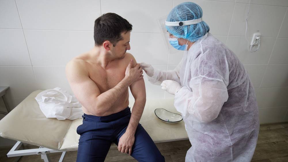 Зеленский вакцинировался без рубашки: СМИ говорят о неофициальном соревновании между политиками