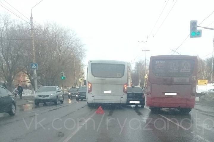 Из-за ДТП между маршруткой и учебной машиной на Касимовском шоссе собралась пробка