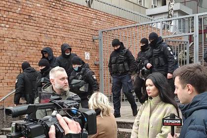 Украинцы устроили акцию у представительства ЕС из-за блокировки телеканалов