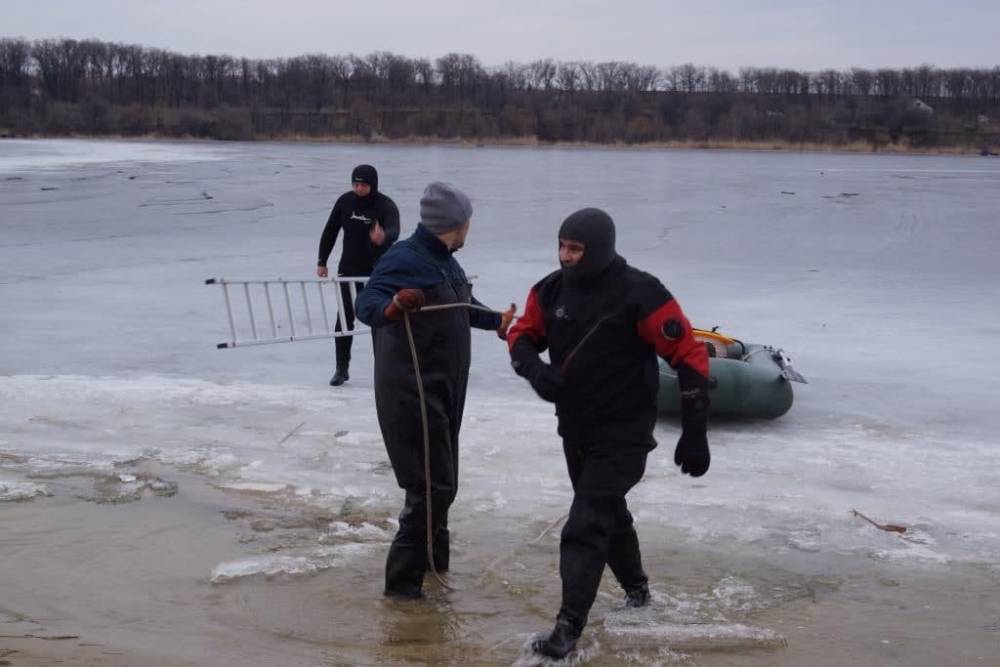 Деть провалились под лед в Запорожье - девочку спасли, а мальчика нет - фото и видео - ТЕЛЕГРАФ